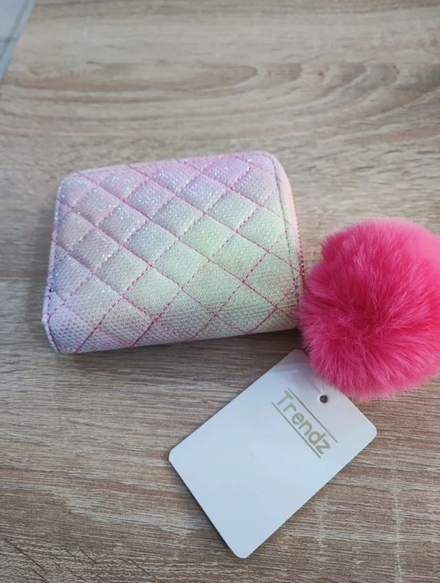 monedero con pompón