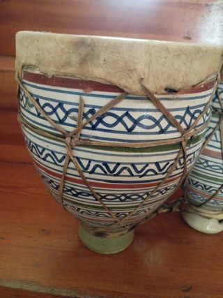 Bongos de cerámica y piel