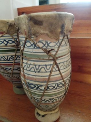 Bongos de cerámica y piel