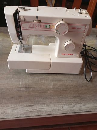 Maquina de coser Refrey 
