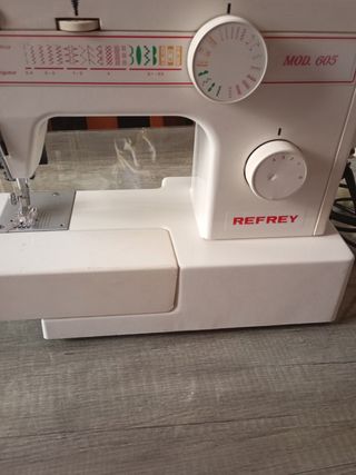 Maquina de coser Refrey 