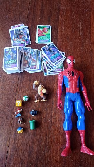 Figuras de juguete y cromos