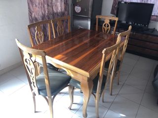 Mesa y sillas comedor antiguo