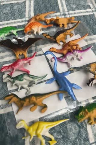 Set di 16 piccoli dinosauri in plastica