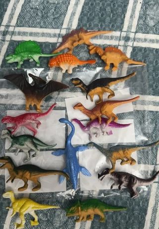 Set di 16 piccoli dinosauri in plastica