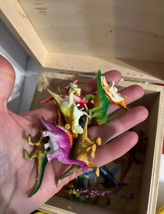 Set di 16 piccoli dinosauri in plastica