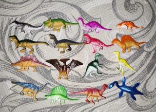Set di 16 piccoli dinosauri in plastica