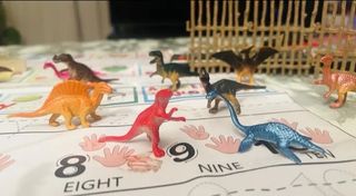 Set di 16 piccoli dinosauri in plastica