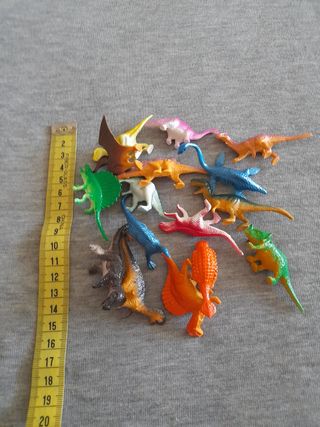 Set di 16 piccoli dinosauri in plastica