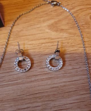 Conjunto de collar y pendientes
