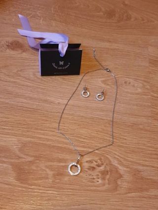 Conjunto de collar y pendientes