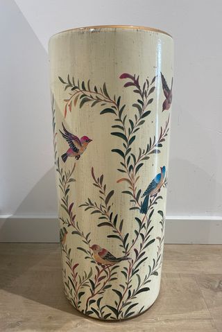 Paragüero de cerámica con diseño flores y pájaros
