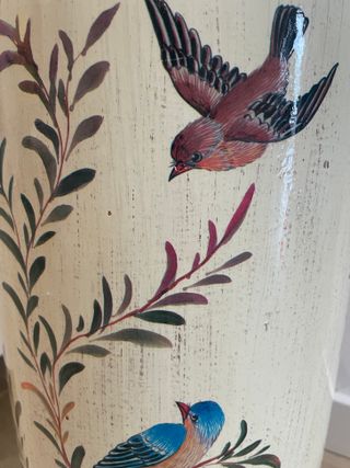 Paragüero de cerámica con diseño flores y pájaros