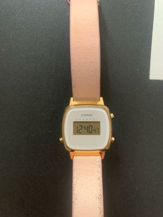 Reloj casio mini dorado y blanco
