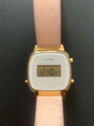 Reloj casio mini dorado y blanco
