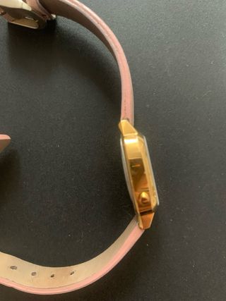 Reloj casio mini dorado y blanco