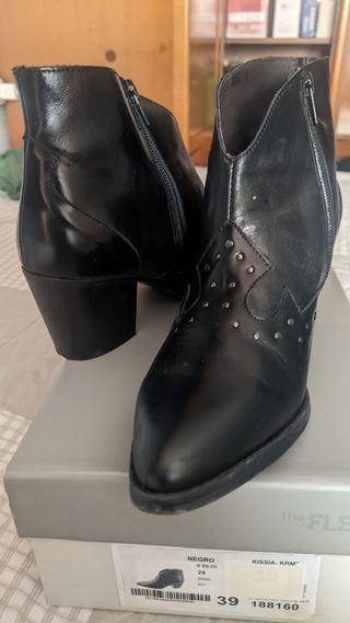 Botín negro campero con tachuelas