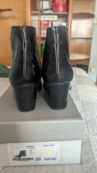 Botín negro campero con tachuelas