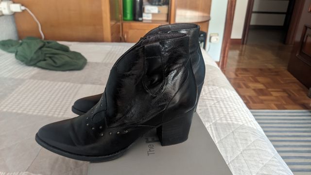 Botín negro campero con tachuelas