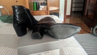 Botín negro campero con tachuelas