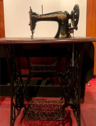 Máquina de Coser Muy Antigua Singer