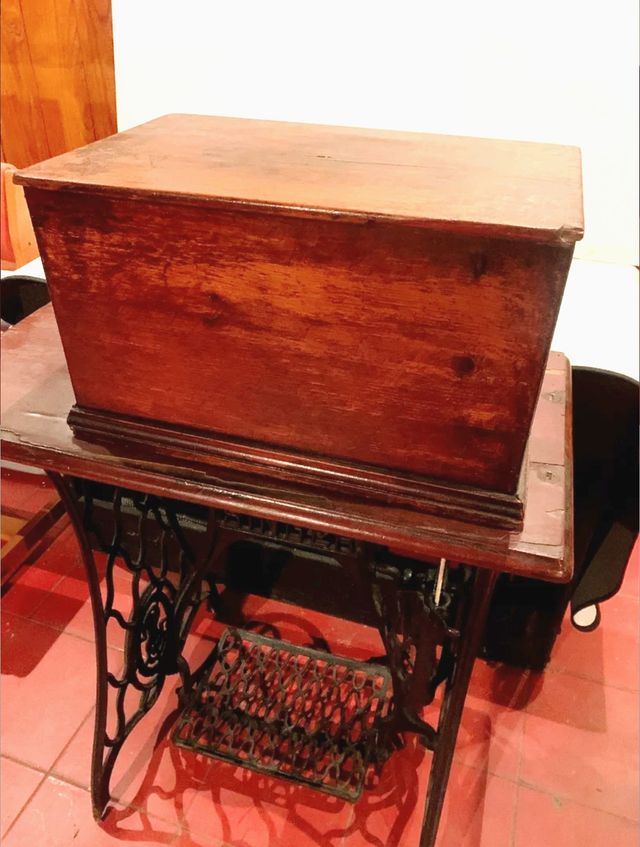 Máquina de Coser Muy Antigua Singer