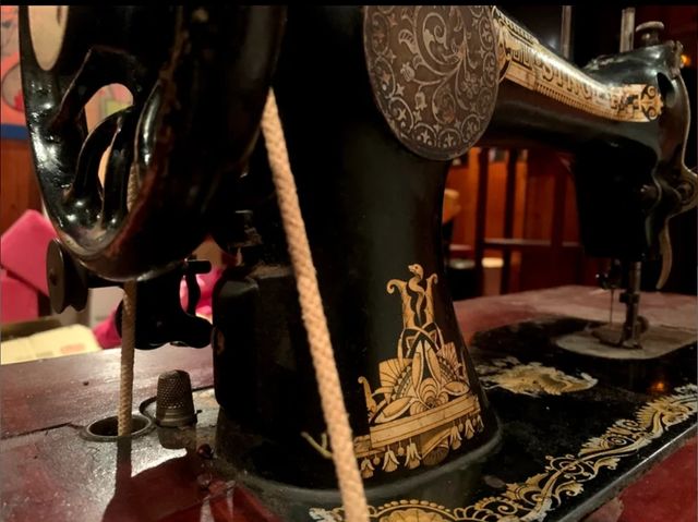 Máquina de Coser Muy Antigua Singer