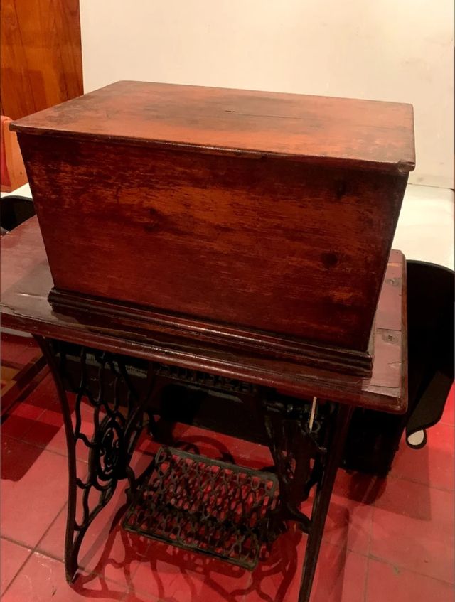 Máquina de Coser Muy Antigua Singer