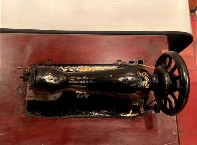 Máquina de Coser Muy Antigua Singer