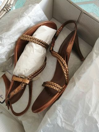Sandalia dorada trenzas piel número 36