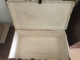 Baúl antiguo con asas