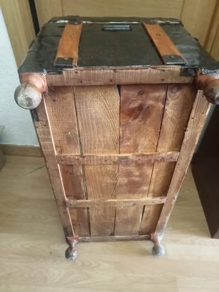 Baúl antiguo con asas