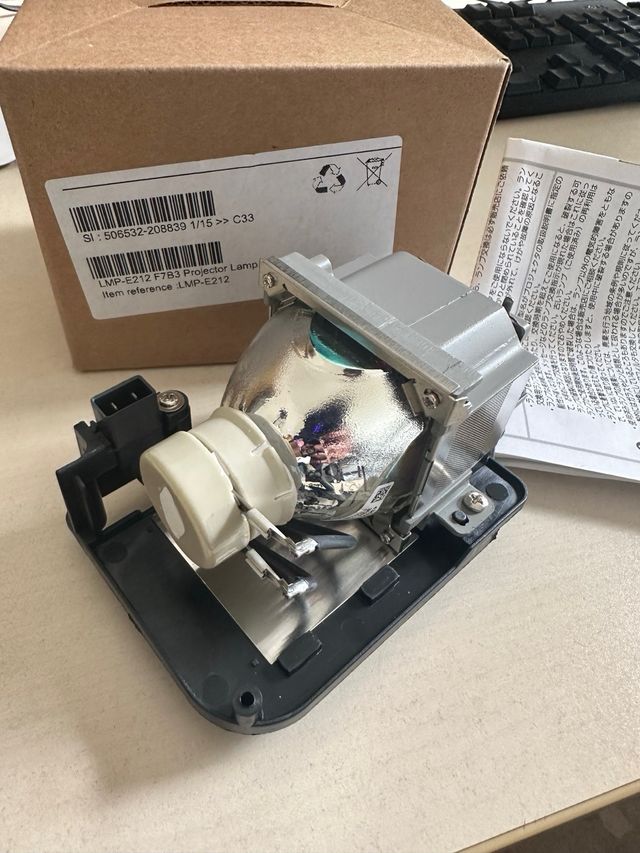 Lampara proyector LMP-E212