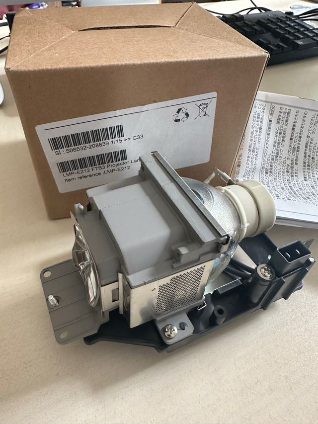 Lampara proyector LMP-E212