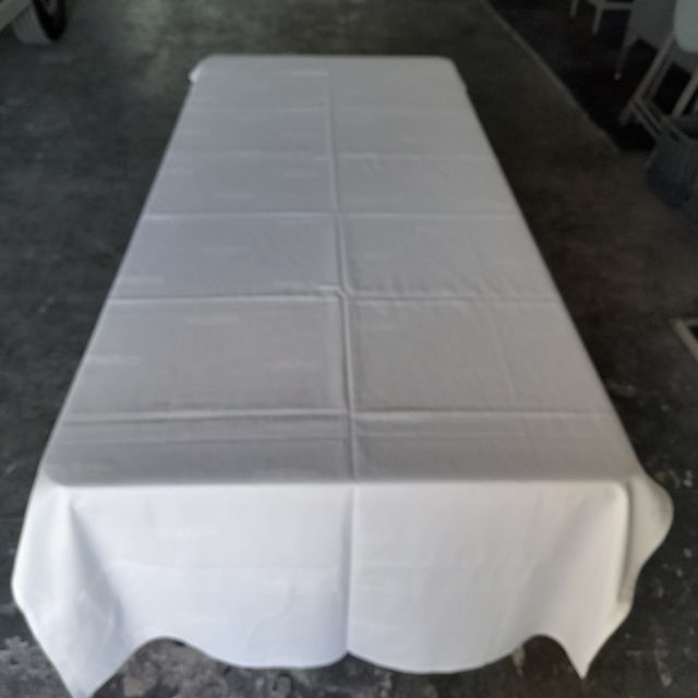 Lotto 90 tovaglie rettangolari bordeaux, quadrate, rotonde