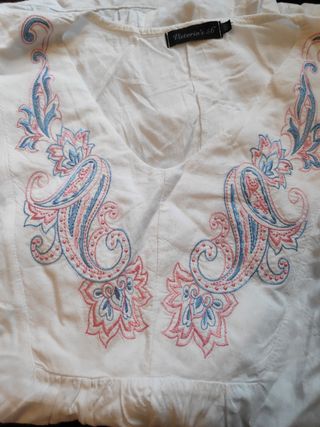 Tres blusas de  mujer 