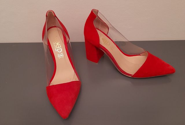 Zapato de ante rojo . Número 37 de Vexed