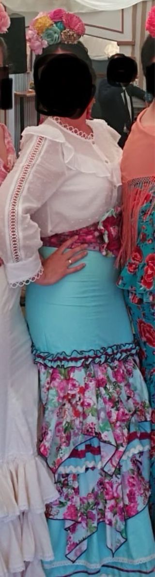 Falda flamenca y camisa blanca