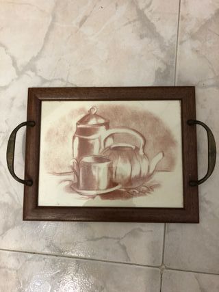 Vassoio grande in legno marrone scuro.