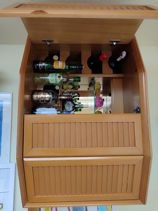 Mueble bar de madera roble