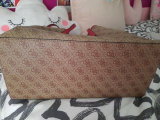 Bolso Guess.