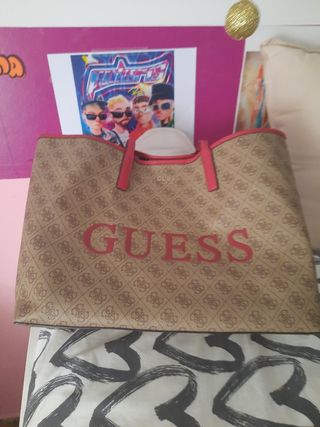 Bolso Guess.