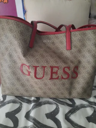 Bolso Guess.