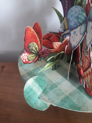 Tarjeta pop-up jardín de mariposas
