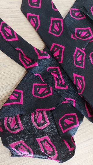 Cravatta vintage nera e rosa fuxia