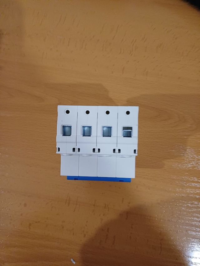 Magnetotermico 4x40a trifasico.