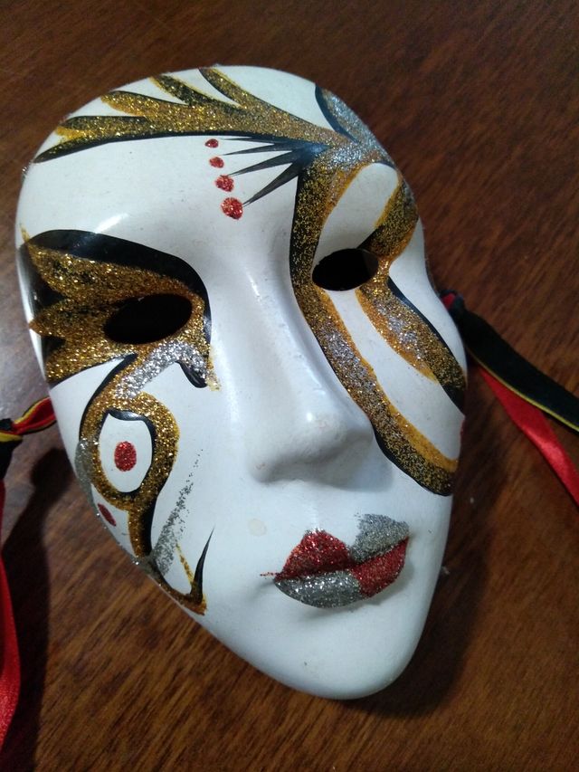 Maschera in ceramica