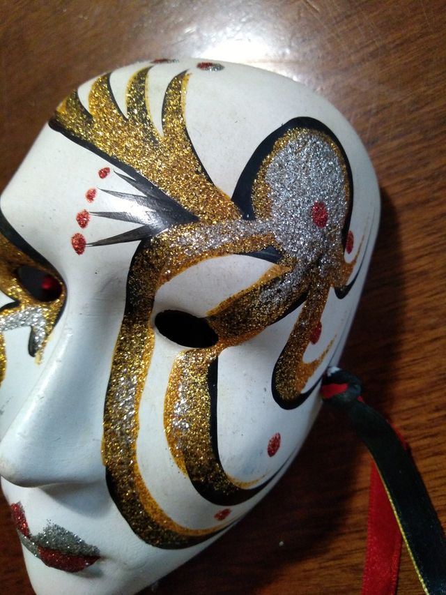 Maschera in ceramica