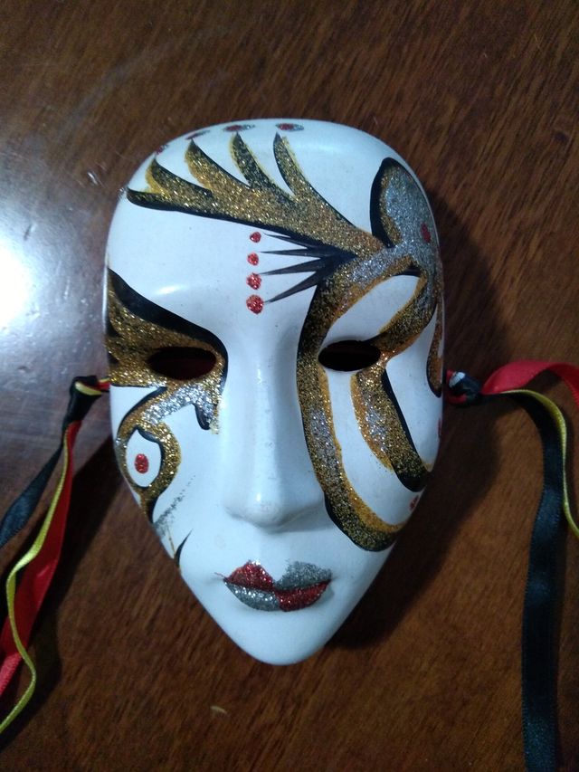 Maschera in ceramica