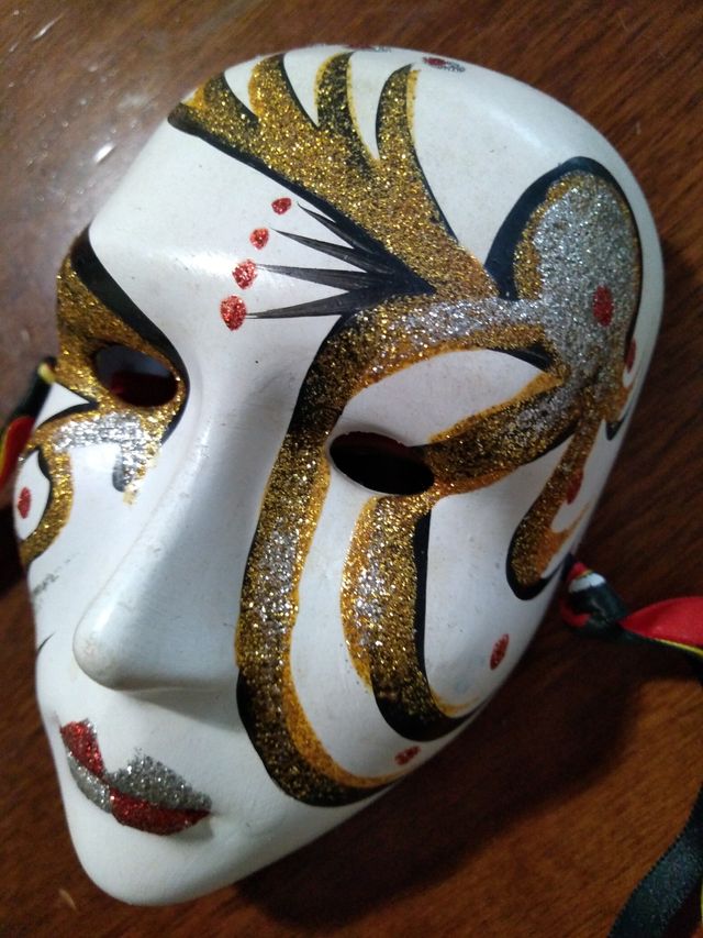 Maschera in ceramica